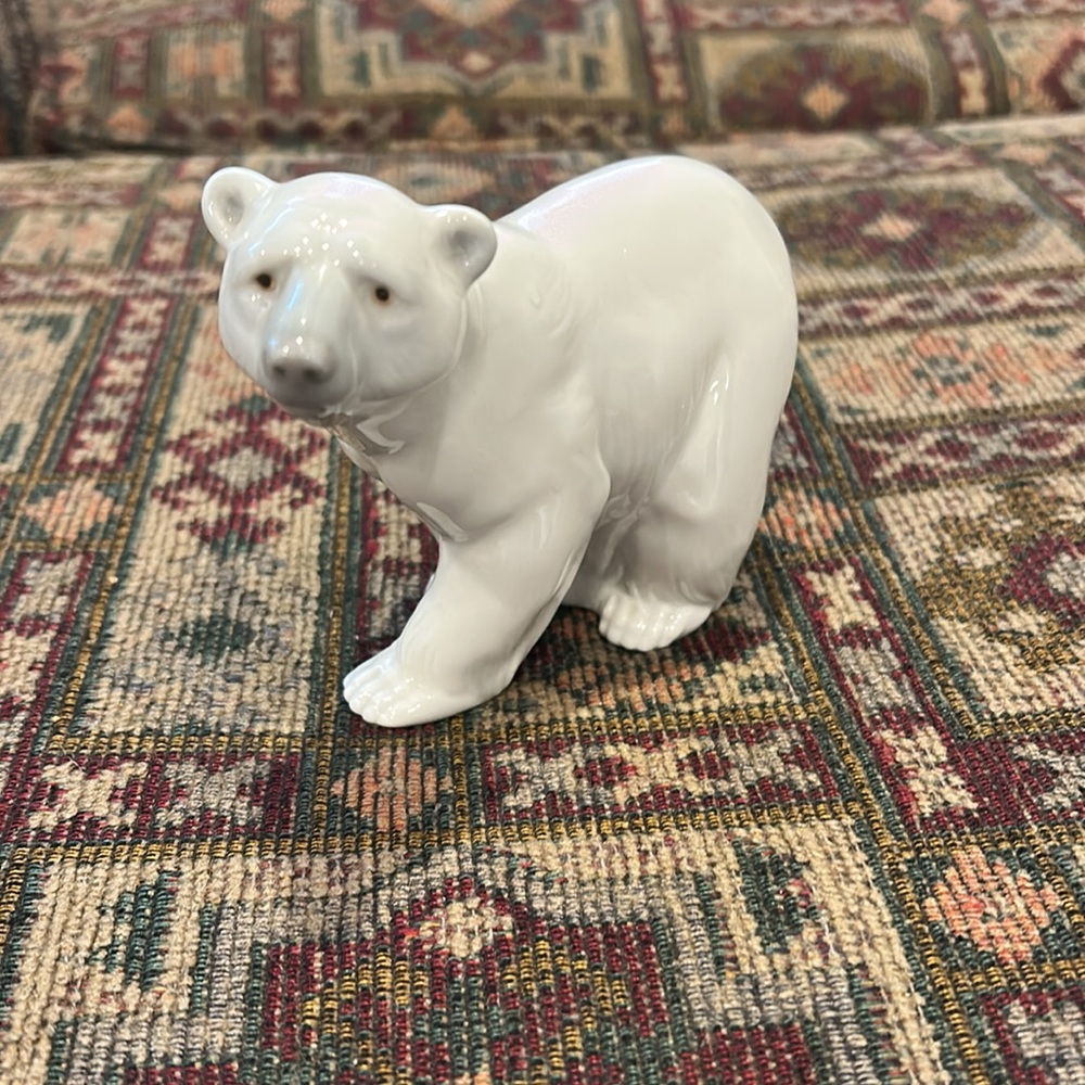 LLADRO POLAR BEAR WALKING FIGURINE